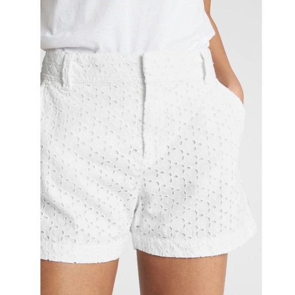 *SOLD* GAP DAINTY WHITE SHORTS - Picture 3 of 4